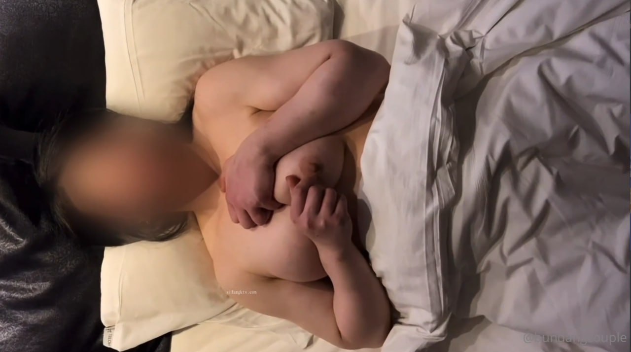 小情人户外激战大胆裸露！无套抽插不停吟叫！